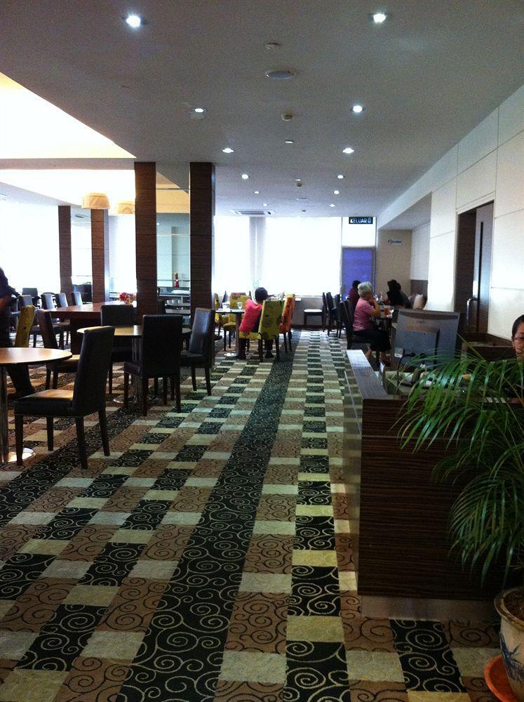 Kingwood Hotel Kuching Zewnętrze zdjęcie